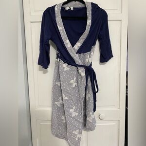 EUC Anthropologie Eloise Navy and White Women's Bow Print Wrap Robe Size Medium